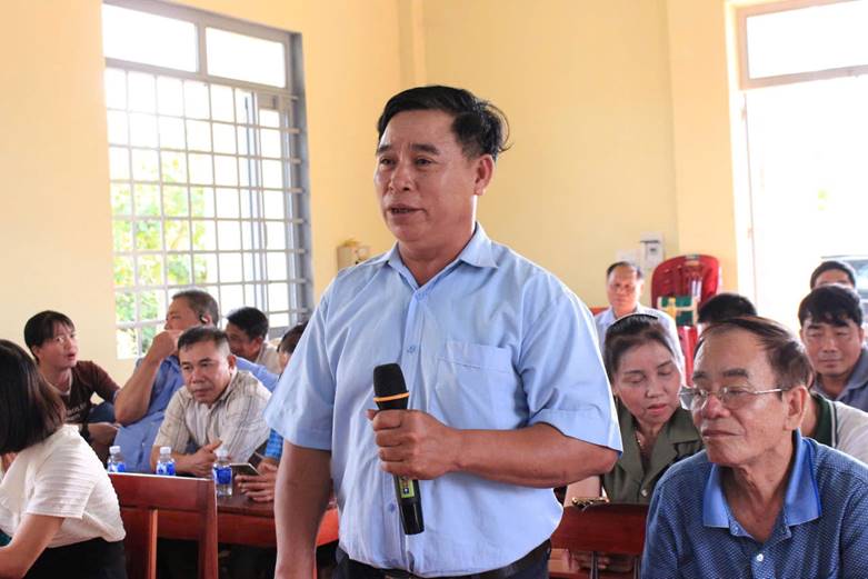 Có thể là hình ảnh về một hoặc nhiều người và văn bản